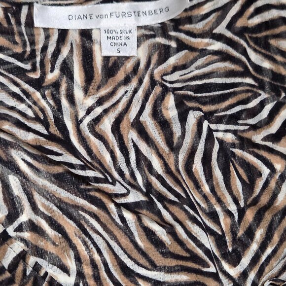 DVF Diane Von Furstenberg 100% Silk Printed Mesh Stretch Wrap Top S Vintage Y2K - Picture 2 of 3